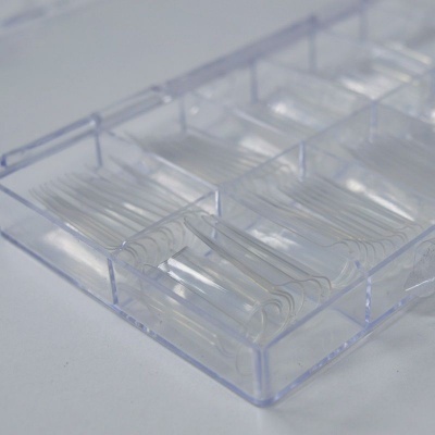 Caixa plástica transparente com unhas postiças organizadas