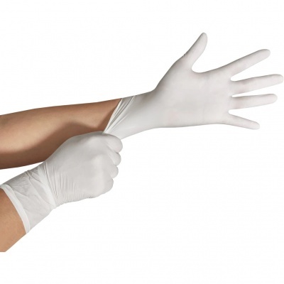 Mãos a usar luvas brancas elásticas contra fundo branco