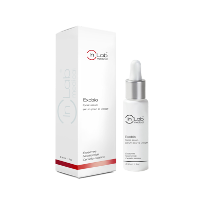 Frasco branco de sérum facial Exobio e sua embalagem branca com detalhes vermelhos