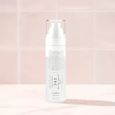 Frasco branco de spray para cuidados de pele com tampa transparente