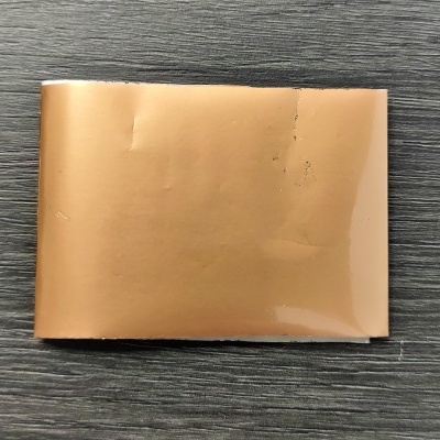 Embalagem castanha sobre superfície de madeira escura