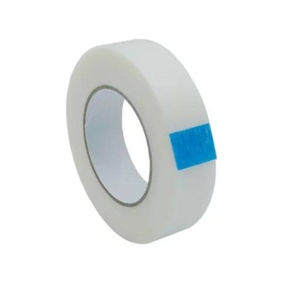 Rolo de fita adesiva branca com etiqueta azul numa superfície branca