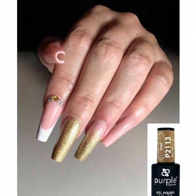 Unhas compridas com manicure em gel rosa, branco e dourado ao lado do frasco de verniz em gel preto e dourado da marca Purple.