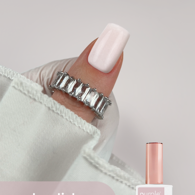 Esmalte em gel rosa claro na unha com anel prateado