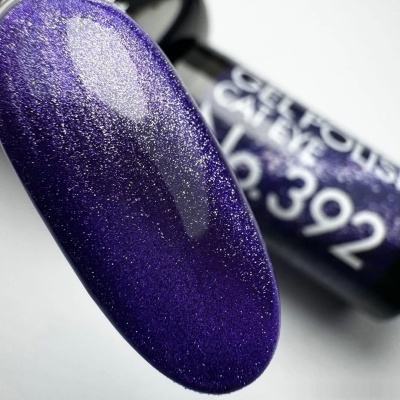 Esmalte de unhas roxo brilhante com partículas metálicas