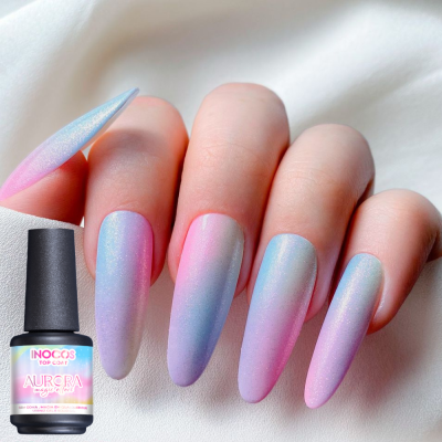 Unhas compridas com verniz degradê rosa, lilás e azul com vela INOCOS AURORA