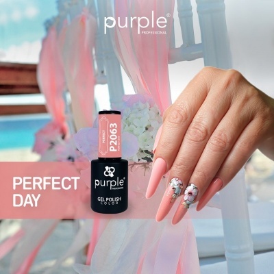 Frasco de verniz gel Purple Professional P2063 ao lado de unhas decoradas cor-de-rosa e flores brancas e rosas num fundo com cadeira e tecido rosa