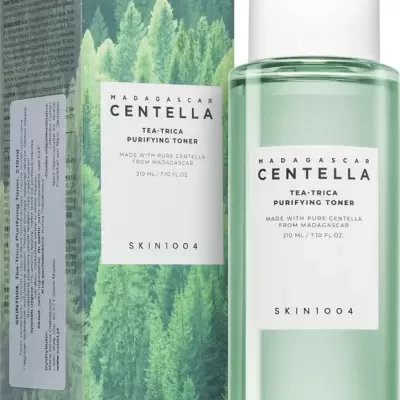 Frasco verde translúcido com toner e caixa com estampa de floresta verde