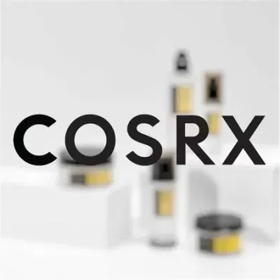 Produtos cosméticos COSRX com embalagens brancas, pretas e amarelas sobre fundo branco
