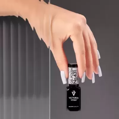 Mão com verniz gel cinza claro segurando frasco de Victoria Vynn