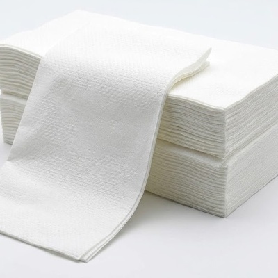 Pacotes de guardanapos de papel brancos sobre fundo branco