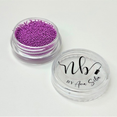 Frasco com microesferas roxas e tampa com texto nbc BY Ana Silva