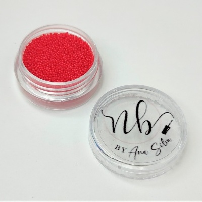 Pote transparente com esferas vermelhas e tampa com texto NB BY Ana Silva
