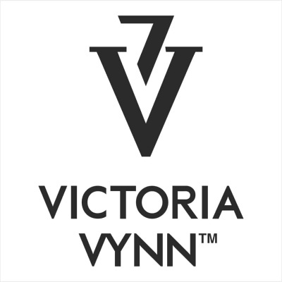 Logotipo preto e branco das palavras Victoria Vynn com letras V e 7 entrelaçadas