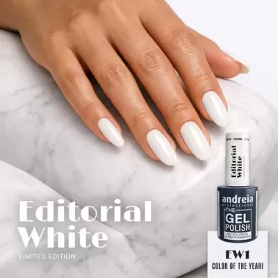 Esmalte gel branco Andreia The Gel Polish ao lado de mão com unhas pintadas de branco