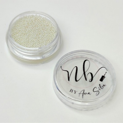 Frasco redondo transparente com pérolas brancas e tampa com escrita NB BY Ana Silva
