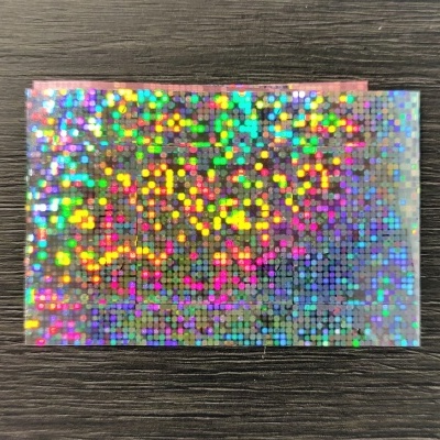 Cartão plástico holográfico com padrão de pontos coloridos refletivos