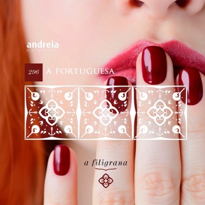 Unhas e lábios com verniz e batom vermelho escuro, texto e padrão decorativo branco