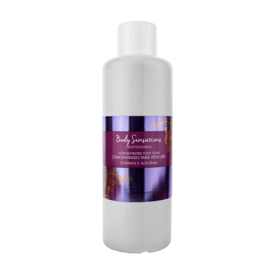 frasco branco de plástico com rótulo roxo de sabão concentrado para pedicure