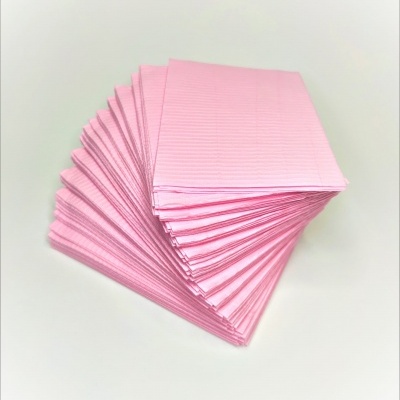 Guardanapos quadrados de papel rosa claro com padrão de riscas