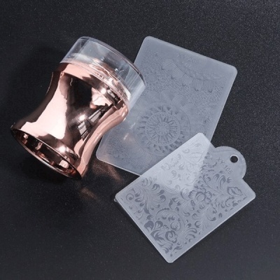 Conjunto de unhas com suporte metálico e placas de carimbo com padrões