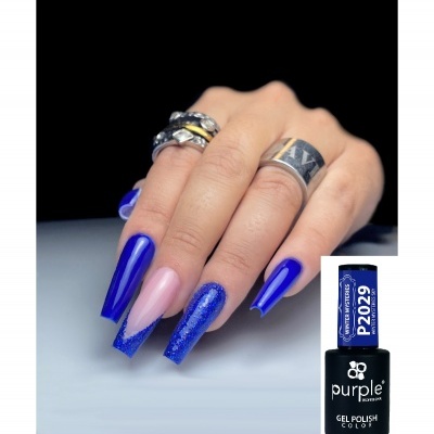 Mãos com unhas azuis decoradas e frasco de verniz gel purple P2029