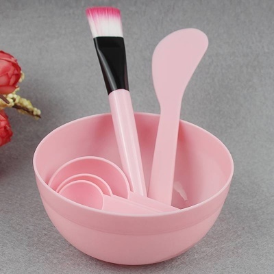 Conjunto de tigela, colheres medidoras, pincel e espátula rosa para skincare