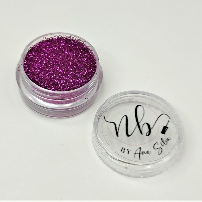 Pote transparente com glitter rosa metálico e tampa com logotipo e texto preto