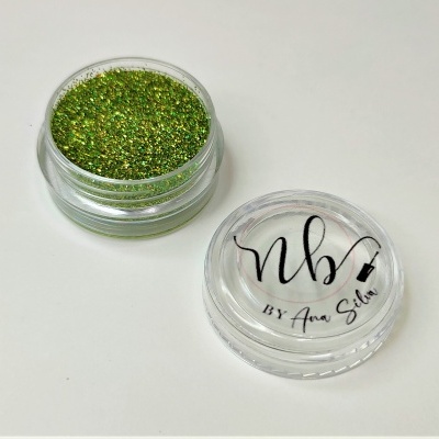 Frasco transparente com glitter verde dourado e tampa com escrita preta