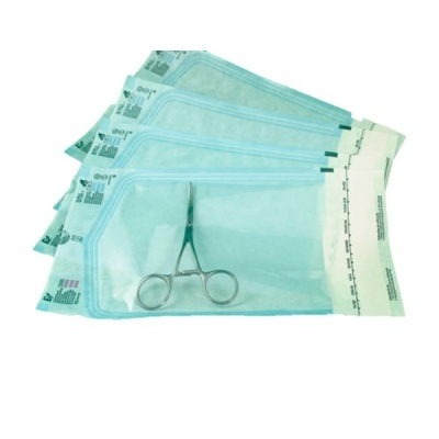 Pacotes transparentes com instrumento cirúrgico de metal