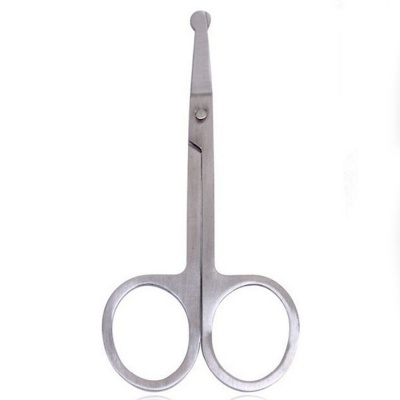 Tesoura pequena de metal prateado com lâminas curtas arredondadas