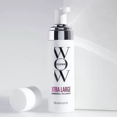 Frasco branco com tampa e texto WOW COLOR WOW XTRA LARGE BOMBSHELL VOLUMIZER