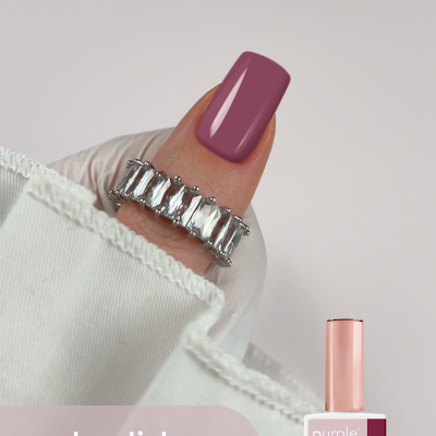 Unha pintada com verniz roxo e anel prateado