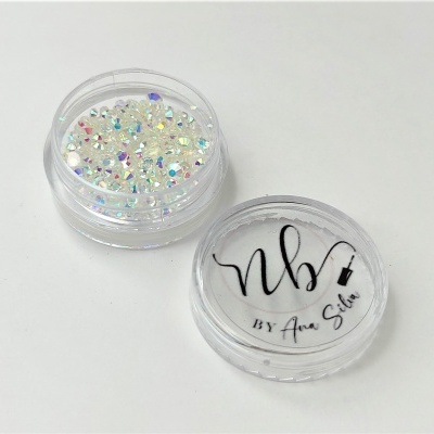 Recipiente transparente com glitter branco holográfico e tampa com texto 'Nbs BY Ana Silva'