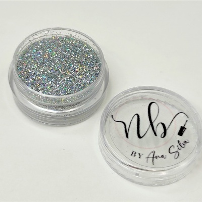 Pote de glitter holográfico prateado transparente com tampa com texto NB BY Ana Silva