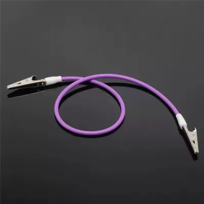 Cabo roxo com garras metálicas em fundo escuro