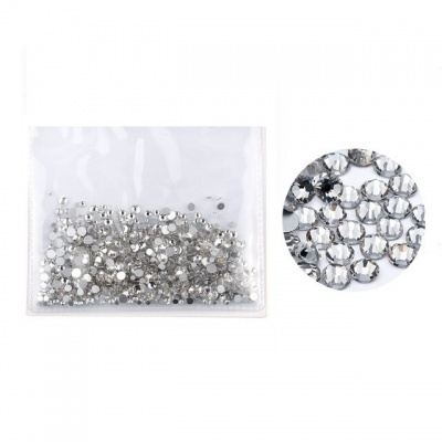 Pequenos brilhantes transparentes em saco plástico