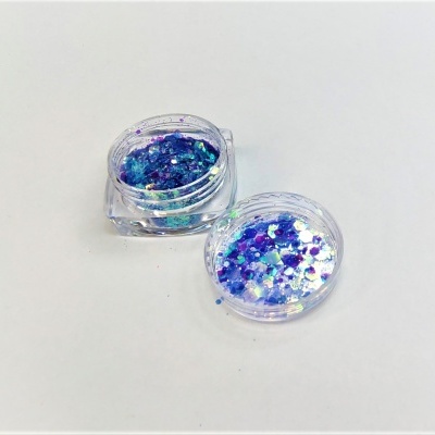 Caixa pequena de plástico com glitter colorido e tampa solta