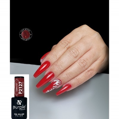 Unhas pintadas com esmalte vermelho com glitter e decoração branca, frasco de esmalte Purple P2127 ao lado