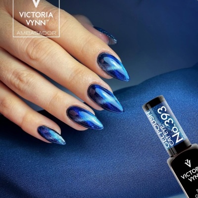 Unhas azuis com verniz gel metálico e embalagem de verniz Victoria Vynn No.933