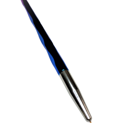 pincel de pintura com cabo azul e preto e ponteira fina