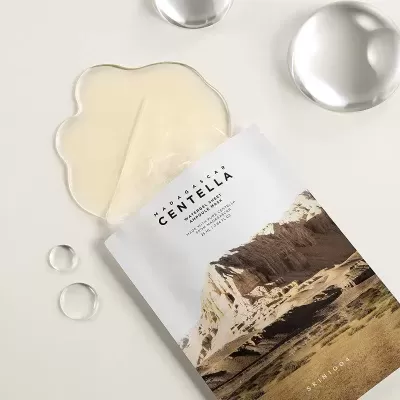 Máscara facial CENTELLA em embalagem branca com imagem de montanhas