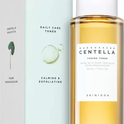 Frasco dourado de toner Madagascar Centella junto a caixa branca do produto