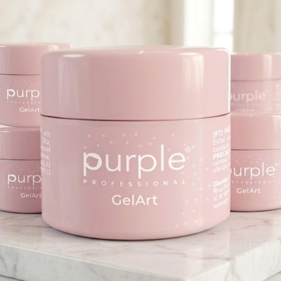 Frascos cor-de-rosa claro de GelArt da marca Purple Professional em superfície de mármore