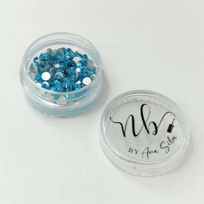 Contêiner plástico transparente com pedras azuis e tampa com texto 