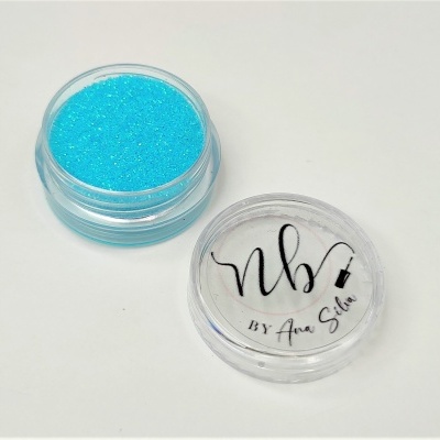 Pote com glitter azul e tampa transparente com texto NB BY Ana Silva