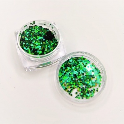 Pote com glitter verde em fundo branco