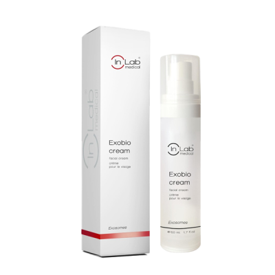 Frasco branco com doseador e caixa branca com texto do creme facial Exobio da In Lab medical