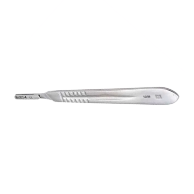 Bisturi cirúrgico metálico prateado com inscrição 10 STEEL