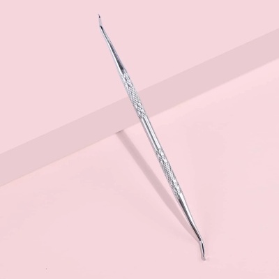 Ferramenta metálica para unhas com textura antiderrapante em fundo rosa